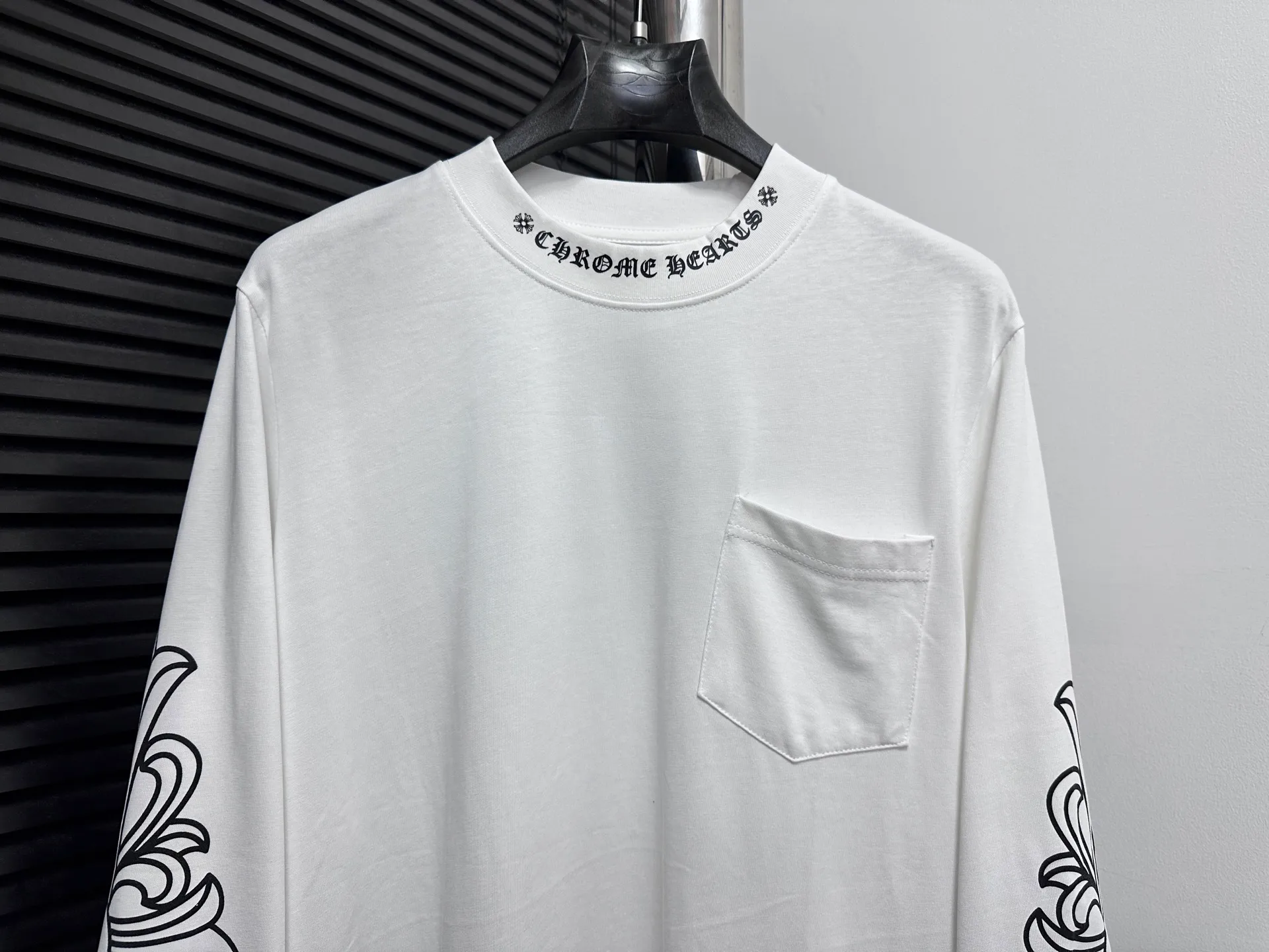 🅿️230 [Come Hearts] Crow Heart Graffiti Letters Limited Sanskrit Printed Long Sleeves, High Weight Threads on Collar and Cuffs, Custom Weaved and Dyed 280g Double Yarn Pure Cotton Fabric, Washed Anti-Counterfeiting Tags and other auxiliary labels are all correct versions, super conspicuous, super pretty, super stylish, same style for men and women! The overall upper body highlights fashion and individuality, and when worn together by a couple, it is a recommended T-shirt by the Street Ace!! Same style for men and women Size: XS-L